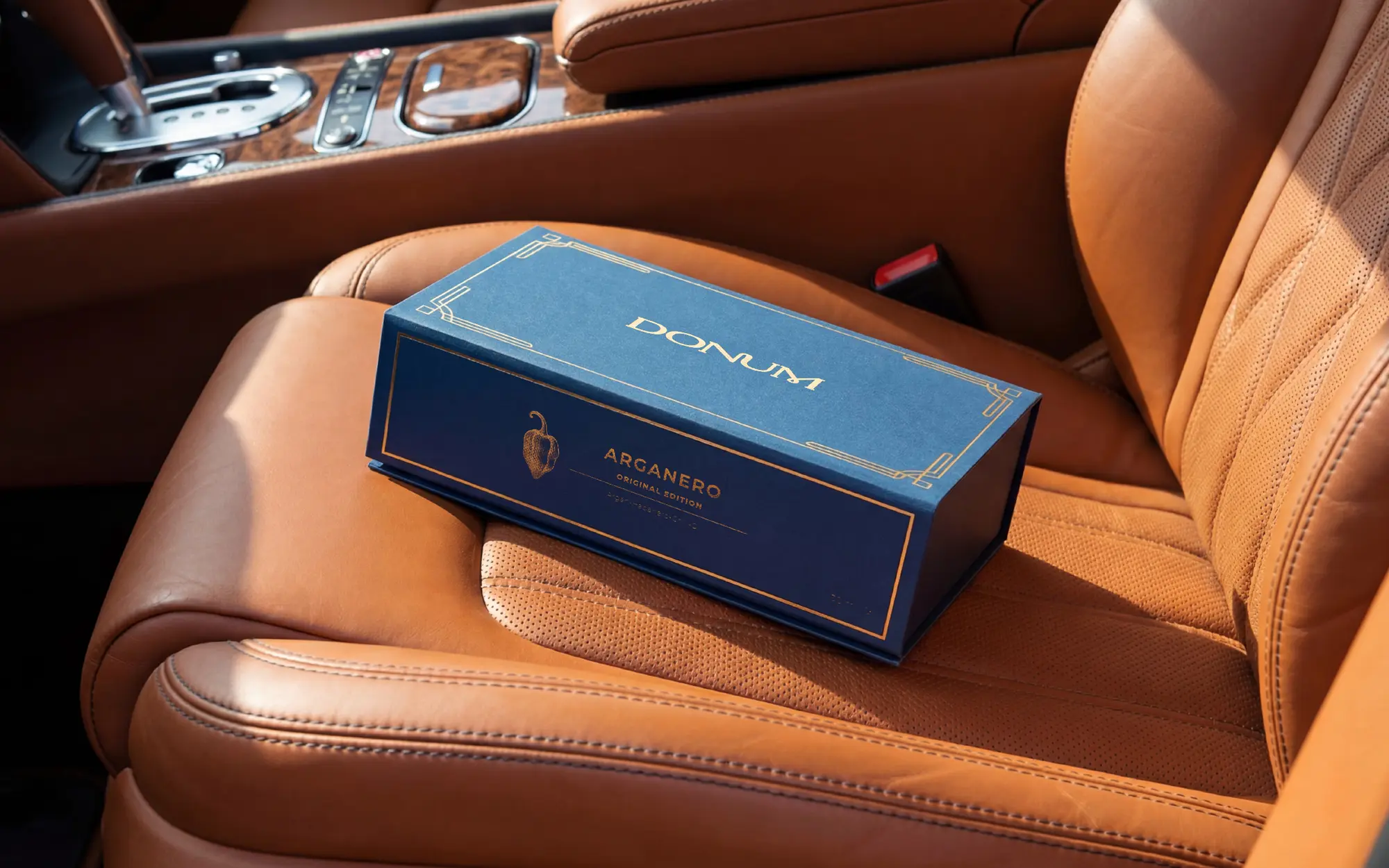 Die DONUM Edition auf dem Ledersitz eines Fahrzeugs